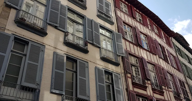 Où voir de vraies maisons à encorbellement au Pays basque ?