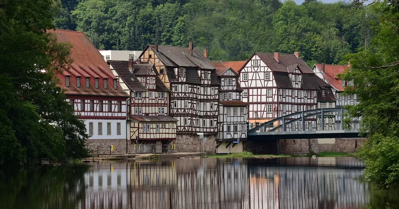 Quelles étaient les caractéristiques d'une maison à colombages au Moyen Âge ?