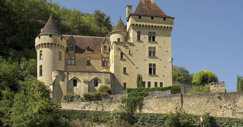 Bastides et fermes traditionnelles : deux mondes, deux architectures