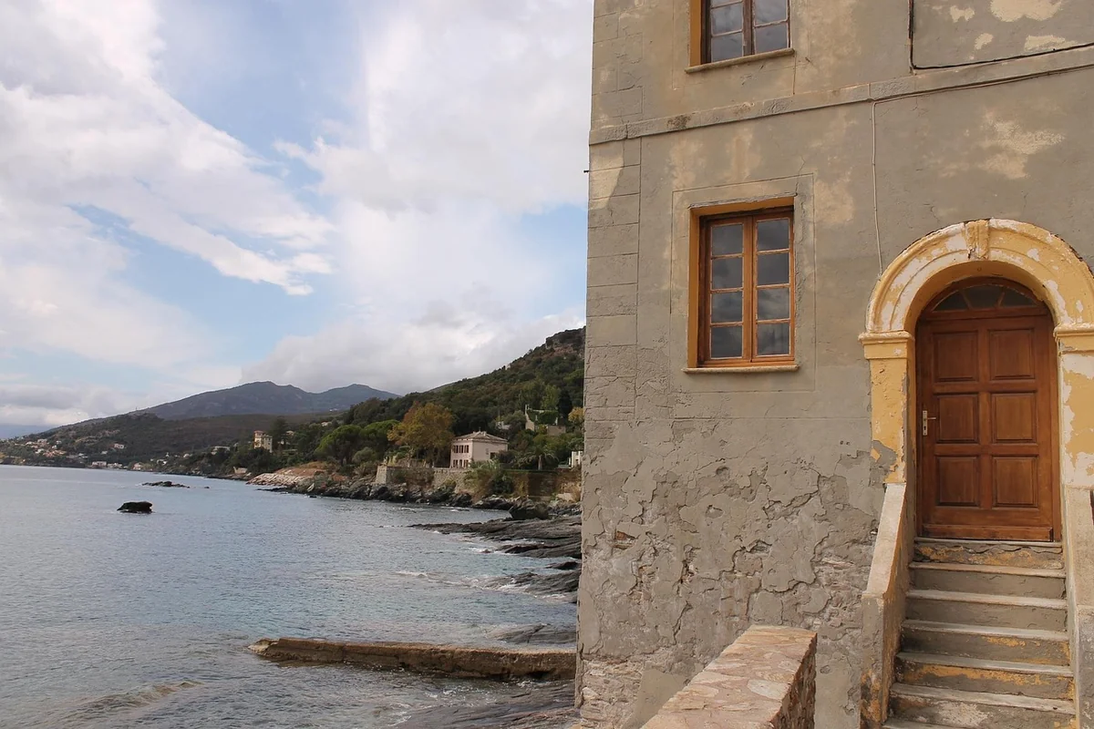 Pourquoi les maisons corses tournent-elles le dos à la mer ?